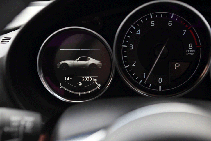 メーターは3眼式。左のインフォメーションディスプレイには、ルーフの作動状況の表示機能が追加されている。