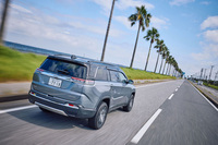 爽快な海辺の道はジープのSUVによく似合う。低回転域でスムーズに巡行できるディーゼル車らしく、快適なドライブが楽しめる。