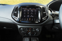 インフォテインメントシステムにはFCA最新の「Uconnect」を採用。よく使う機能のアイコンをモニターの下段に常時表示しておけるなど、高いアレンジ性が特徴となっている。