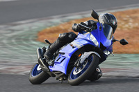 250ccクラスでありながら、7000～1万4000rpmという幅広い回転域を使って走れる「YZF-R25」。ハンドリングとスロットル／ブレーキ操作に専念できる、スポーツライディングのよき教材である。