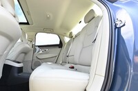 2940mmのホイールベースが確保される「S90」の後席は広々としている。ただ足元はフルフラットではなく、中央席前方が高くなっている。