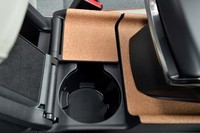 「MX-30」の内装は、マツダこだわりのコルク材でドレスアップされている。写真はセンターコンソールのカップホルダー。
