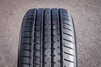 4本のストレートグルーブに、イン側の細いグルーブを加えたスポーティーなデザインが特徴となる「アドバンV61」のトレッドパターン。ウエット走行時の排水性を高めるとともに、耐ハイドロプレーニング性能にも優れているという。「重心の高いSUVのふらつきを抑え、静かでウエット路面に強いタイヤ」が開発のテーマとされた。