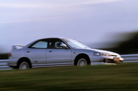 ボディータイプには3ドアクーペと4ドアハードトップを用意。専用エンジンの搭載や大幅な軽量化、ボディー剛性の強化、足まわりの改良などに加え、トルク感応式ヘリカルLSDの採用も話題を呼んだ。