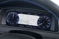 フル液晶メーターパネルの「アクティブインフォディスプレイ」は、セットオプションの「テクノロジーパッケージ」に含まれる装備のひとつ。