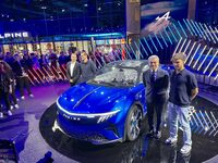 2025年5月にパリで行われた「アルピーヌA390_β」のワールドプレミアより、プレゼンテーション後のフォトセッションの様子。右はアルピーヌF1チームのドライバーであるピエール・ガスリー選手、左がデメオ氏。