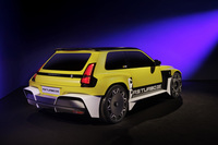 「ルノー5ターボ3E」は、「1980年代にラリーで活躍した小型ミドシップモデルの『ルノー5ターボ』『ルノー5ターボ2』が、100％電気自動車として現代に復活したモデル」と紹介される。