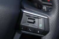 全車速対応のアダプティブクルーズコントロールと車線維持支援機能を標準装備。マップデータを使ってカーブや分岐などでは適切な速度に調整してくれる。