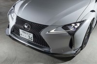 エクステリアにはドライカーボン製の空力パーツが追加されている。写真はフロントディフューザー。