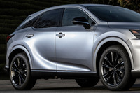 サイドビューで目を引くのがドアパネルのリフレクション（光の反射）。ドアハンドル付近のピークを通ってリアフェンダーのふくらみにあたって折り返し、ドア下部の掘り込みに沿って前へと戻る独創的なものとなっている。