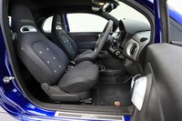 ヘッドレスト一体型スポーツシートは写真のタイプとバックレストがダイヤキルティングのタイプの2タイプが用意される。ただし、注文時にどちらかを指定することはできないという。