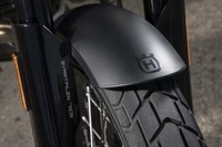 フロントフェンダーの先端には、頭文字の入ったエンブレムが添えられる。