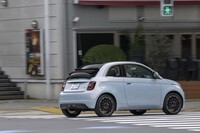 ソフトトップは写真のようにボディー後端まで開けてもいいし、後席頭上まで開けてサンルーフのようにしてもいい。