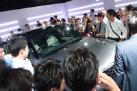 会場では、新型SUV「レンジローバー ヴェラール」に直接触れることができる。オープニングレセプションでも、大勢の来場者が車両を取り囲んだ。