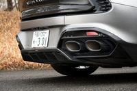 排気系はクーペとは異なり、独自のクアッドテールパイプを備えた新開発のステンレススチール製エキゾーストシステムを採用。試乗車にはオプションで用意される、チタン製エキゾーストシステムが装備されていた。