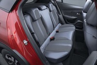 ホイールベースが先代モデルよりも70mm長いだけあって、後席にも十分なスペースが確保されている。前席ともども座面の下にはリチウムイオンバッテリーが積まれている。