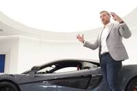 2018年9月15日にグランドオープンした「マクラーレン麻布」。オープンに先がけて行われた報道陣向けの内覧会では「マクラーレン・オートモーティブ」のデザインディレクター、ロブ・メルヴィル氏が日本初公開となった「600LT」を前に、ロングテール化したデザインの特徴をプレゼンテーション。