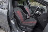 「GTI TCR」専用のシート表皮はファブリックとマイクロフリースの組み合わせ。座面と背もたれの中央には赤のストライプがあしらわれる。