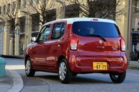 ボディーカラーは全12種類。うち4種類は、「ホワイト2トーンルーフ」（写真）となる。