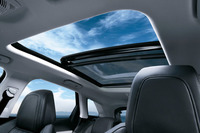 パノラミックサンルーフは「アリュール デビューエディション」に標準装備。カタログモデルの「アリュール」を除く、他の2モデルにオプションで用意される。