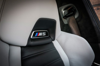 Mマルチファンクションシートのヘッドレストにはイルミネーション付きの「M5」エンブレムが施される。
