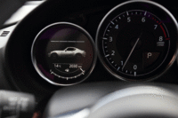 メーターは3眼式。左のインフォメーションディスプレイには、ルーフの作動状況の表示機能が追加されている。