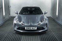 F1マシン由来のカーボンパーツを使用　限定車「アルピーヌA110 Sエンストン」受注開始の画像