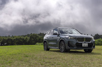 2023年2月にガソリン車と電気自動車の「iX1」が発売された新型「BMW X1」。ディーゼル車は同年6月に追加設定された。