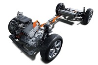 
	ハイブリッド車のベアシャシー。ベースとなる2.5リッターエンジンにモーターが組み合わされる。システム最高出力は、4WD車が222psで、FF車が218ps。
	