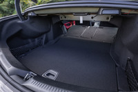 荷室容量は405リッター。後席背もたれには、荷室上部左右に設置されたレバーによって操作できる40：20：40の分割可倒機構が備わる。