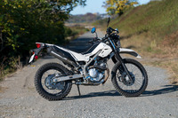 排ガス規制で一度は廃止されつつ、2025年モデルで復活を果たした「カワサキKLX230」シリーズ。「シェルパ」は同シリーズのトレイルバイクで、さらにシート高を下げて足つき性を高めたモデルが「シェルパS」である。