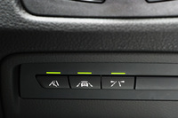 車線逸脱警告システムや、レーン・チェンジ・ウォーニングなどの運転支援システムが備わる。写真は、そのオンオフスイッチ。
