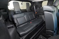 「RAV4 PHV」に対する最大のアドバンテージとなる3列目シート。使わない時は荷室の床面として収納しておけるため、選ぶユーザーが多いのにも納得。