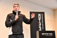 本コースの走行プログラムでは待ち時間を利用して、インストラクターのノーマン・サイモン氏のドライビングを体験できる、サーキットタクシーも実施。朝から夕方まで、本当に中身の詰まったセミナーだった。