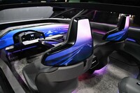 コンセプトモデル「サルーン」の車内。後席乗員のため、前席のシートバックにもディスプレイが装備されていた。