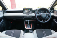 ダッシュボードは水平基調のデザイン。「グレージュ」のインテリアカラーは「e：HEV PLaY」専用。