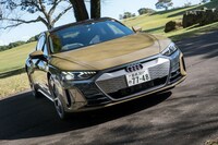 こちらは標準モデルの「e-tron GTクワトロ」。アーミー調のボディーカラーは「タクティクスグリーン」。