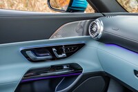 ドアパネル内側に配置されるシート調節スイッチは、メルセデス伝統の“シート型”。ジェットエンジンのタービンを思わせるエアコン吹き出し口は、現世代のメルセデス・ベンツ車に共通のデザインだ。