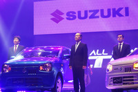 新型「アルト」の発表会の様子。