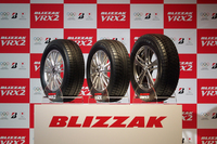 左からブリヂストンの「ブリザックVRX2」「ブリザックVRX」「DM-V2」。
