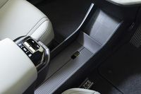 センターコンソールは前後に長いトレイのような形状。床板を左右にはね上げると……