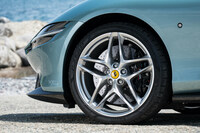 タイヤサイズは前が245/35ZR20、後ろが285/35ZR20。ブレーキには前が390mm、後ろが360mmという皿のようなディスクローターが用いられている。