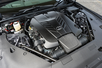 5リッターV8自然吸気の2UR-GSEエンジンは最高出力477PS/7100rpm、最大トルク540N・m/4800rpmを発生する。