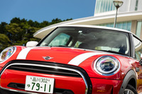 フロントまわりでは全車にLEDヘッドランプを採用。グリルを飾るメッキ装飾は使用量が大幅に減らされ、この「クーパー」でも細い縁取りが残る程度となった。