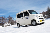 「ベクター4シーズンズ カーゴ」が装着された「ホンダN-VAN」。試走車の“軽さ”もあってか、公道試走では存外にグリップ力が高く感じられた。