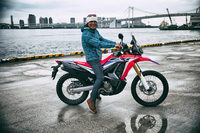 ディメンションでは270mmの最低地上高と895mmのシート高が目を引く。足つき性を考慮して、高さを65mm下げた「タイプLD」もラインナップされている。