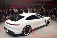 ポルシェが電気自動車「タイカン」を世界初公開　5分の充電で100kmの走行が可能の画像