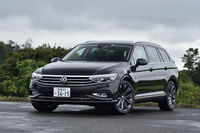 「パサートヴァリアント」のマイナーチェンジモデルは、2021年4月6日に登場。パワートレインや内外装デザイン、装備のアップデート、運転支援システムの充実などがうたわれている。