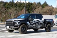 某パーキングエリアで一休み中の「ラプター」。日本では正規販売されていないモデルだが、今日のアメ車の中では、輸入車屋さんが積極的に取り扱っているクルマでもある。興味のある人は、ちょっとググってみよう。