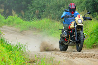 走行モードは「レイン」「ロード」「エンデューロ」の3種類で、「GSスポーツ」ではさらに「エンデューロ・プロ」モードが追加される。このモードではスロットルレスポンスがダイレクトなものとなり、トラクションコントロールとフロントABSの介入を最小限に抑制。リアABSなどの機能はオフとなるため、適度にタイヤを滑らせて遊ぶこともできる。